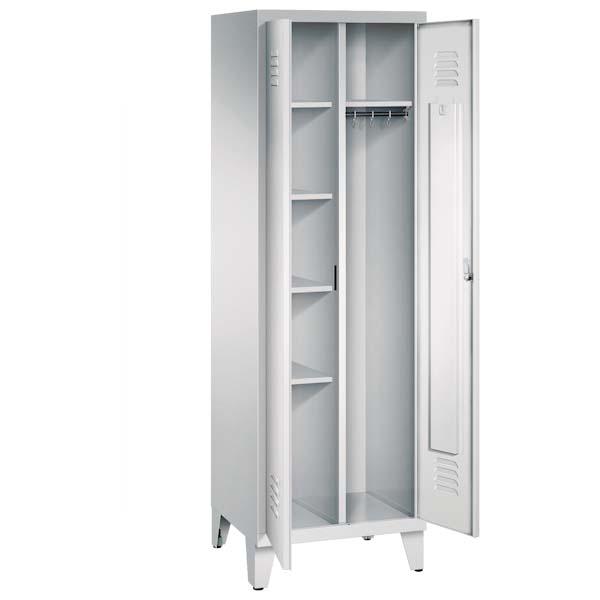 Ein lichtgrauer Garderobenschrank mit zwei Abteilen, sowie einer integrierten Kleiderstange mit Kleiderhaken. Die beiden Türen sind geöffnet, im linken Abteil befinden sich vier Fachböden. Er steht auf Stahlblechfüßen vor weißem Hintergrund.