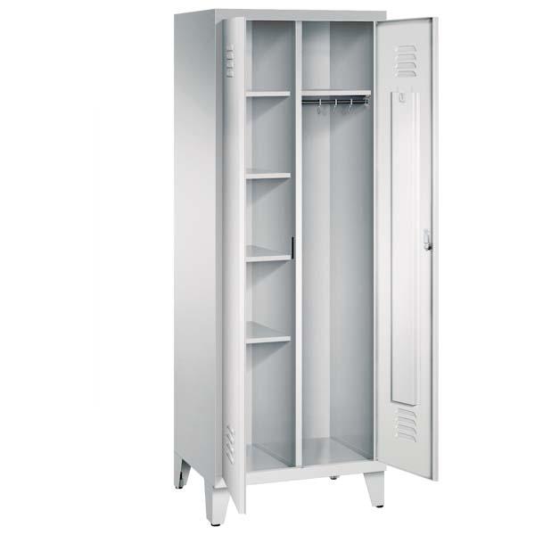 Ein lichtgrauer Garderobenschrank mit zwei Abteilen, sowie einer integrierten Kleiderstange mit Kleiderhaken. Die beiden Türen sind geöffnet, im linken Abteil befinden sich vier Fachböden. Er steht auf Stahlblechfüßen vor weißem Hintergrund.