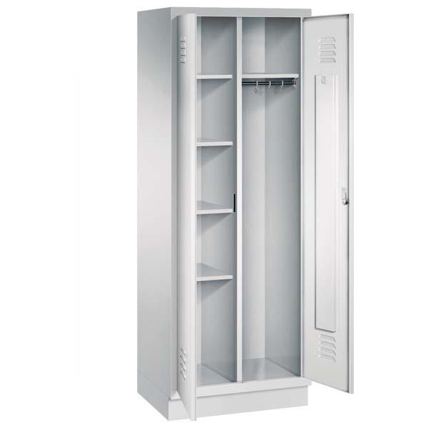 Ein lichtgrauer Garderobenschrank mit zwei Abteilen, sowie einer integrierten Kleiderstange mit Kleiderhaken. Die beiden Türen sind geöffnet, im linken Abteil befinden sich vier Fachböden. Er steht auf einem Stahlblechsockel vor weißem Hintergrund.