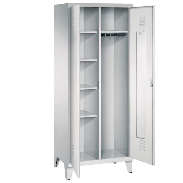 Ein lichtgrauer Garderobenschrank mit zwei Abteilen, sowie einer integrierten Kleiderstange mit Kleiderhaken. Die beiden Türen sind geöffnet, im linken Abteil befinden sich vier Fachböden. Er steht auf Stahlblechfüßen vor weißem Hintergrund.