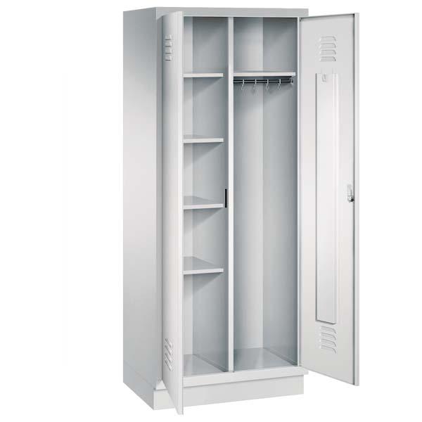 Ein lichtgrauer Garderobenschrank mit zwei Abteilen, sowie einer integrierten Kleiderstange mit Kleiderhaken. Die beiden Türen sind geöffnet, im linken Abteil befinden sich vier Fachböden. Er steht auf einem Stahlblechsockel vor weißem Hintergrund.