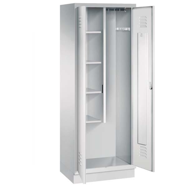 Ein lichtgrauer Putzmittelschrank mit zwei Abteilen, sowie einer integrierten Kleiderstange mit Kleiderhaken. Die beiden Türen sind geöffnet, im linken Abteil befinden sich vier Fachböden. Er steht auf einem Stahlblechsockel vor weißem Hintergrund.