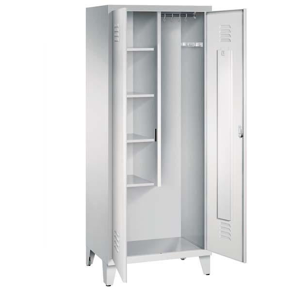 Ein lichtgrauer Putzmittelschrank mit zwei Abteilen, sowie einer integrierten Kleiderstange mit Kleiderhaken. Die beiden Türen sind geöffnet, im linken Abteil befinden sich vier Fachböden. Er steht auf Stahlblechfüßen vor weißem Hintergrund.