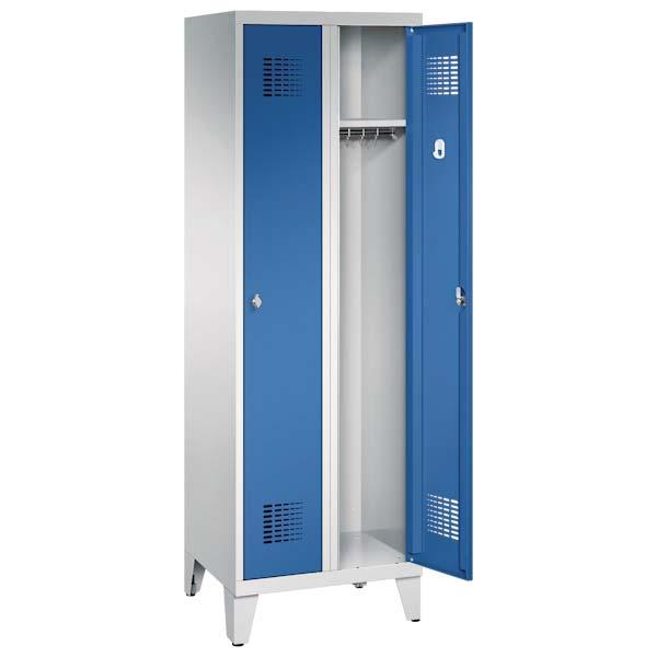 Ein lichtgrauer Garderobenschrank mit zwei Abteilen und zwei Fächern. Die beiden Türen sind enzianblau. Im Schrank befinden sich Hutböden sowie Kleiderstangen. Das Produkt steht auf Stahlblechfüßen vor einem weißen Hintergrund.