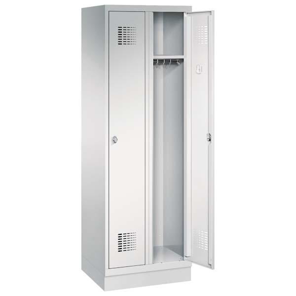 Ein lichtgrauer Garderobenschrank mit zwei Abteilen, zwei Fächern sowie integrierten Kleiderstangen mit Kleiderhaken, dessen rechte Tür geöffnet ist. Er steht auf einem Stahlblechsockel vor weißem Hintergrund.