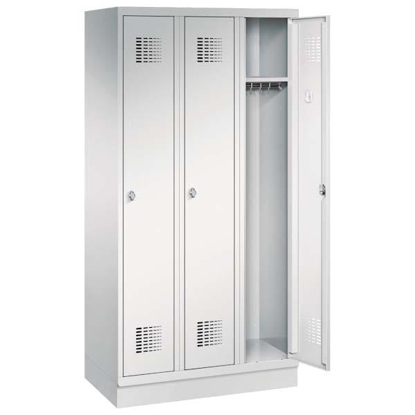 Ein lichtgrauer Garderobenschrank mit drei Abteilen, drei Fächern sowie integrierten Kleiderstangen mit Kleiderhaken, dessen rechte Tür geöffnet ist. Er steht auf einem Stahlblechsockel vor weißem Hintergrund.