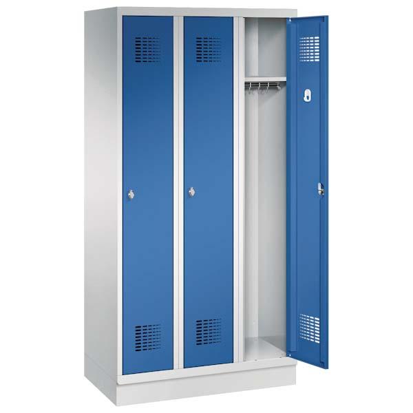 Ein lichtgrauer Garderobenschrank mit drei Abteilen und drei Fächern. Die Türen sind enzianblau. Im Schrank befinden sich Hutböden sowie Kleiderstangen. Das Produkt steht auf einem Stahlblechsockel vor einem weißen Hintergrund.