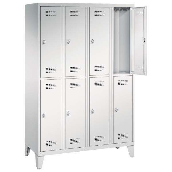 Ein lichtgrauer Garderobenschrank mit vier Abteilen, acht Fächern sowie integrierten Kleiderstangen mit Kleiderhaken, dessen obere rechte Tür geöffnet ist. Er steht auf Stahlblechfüßen vor weißem Hintergrund.