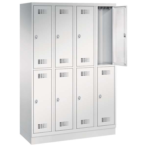 Ein lichtgrauer Garderobenschrank mit vier Abteilen, acht Fächern sowie integrierten Kleiderstangen mit Kleiderhaken, dessen obere rechte Tür geöffnet ist. Er steht auf einem Stahlblechsockel vor weißem Hintergrund.