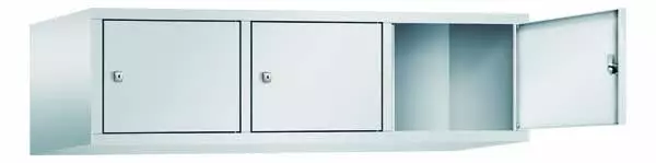 Lichtgrauer Fächerschrank mit drei Abteilen und drei Fächern, ideal zur Aufbewahrung von Gegenständen. Steht vor einem weißen Hintergrund.