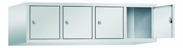 Lichtgrauer Fächerschrank mit vier Abteilen und vier Fächern, ideal zur Aufbewahrung von Gegenständen. Steht vor einem weißen Hintergrund.