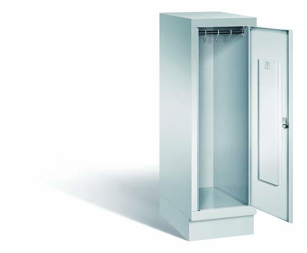 Lichtgrauer Fächerschrank mit einem Abteil, einer Tür und einem Fach. Integrierte Kleiderstange mit Kleiderhaken im Spind für praktische Aufbewahrung. Ideal zur Lagerung von Kleidung und anderen Gegenständen. Steht vor einem weißen Hintergrund.