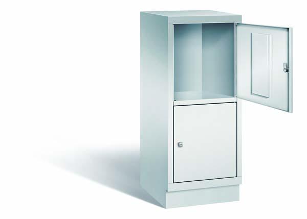 Lichtgrauer Fächerschrank mit einem Abteil, zwei Türen und zwei Fächern, ideal zur Aufbewahrung von Gegenständen. Steht vor einem weißen Hintergrund.