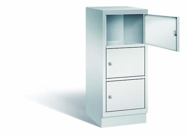 Lichtgrauer Fächerschrank mit einem Abteil, drei Türen und drei Fächern, ideal zur Aufbewahrung von Gegenständen. Steht vor einem weißen Hintergrund.