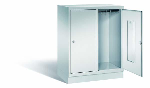 Lichtgrauer Fächerschrank mit zwei Abteilen, zwei Türen und zwei Fächern. Integrierte Kleiderstange mit Kleiderhaken für praktische Aufbewahrung. Ideal zur Lagerung von Kleidung und Gegenständen. Steht vor einem weißen Hintergrund.