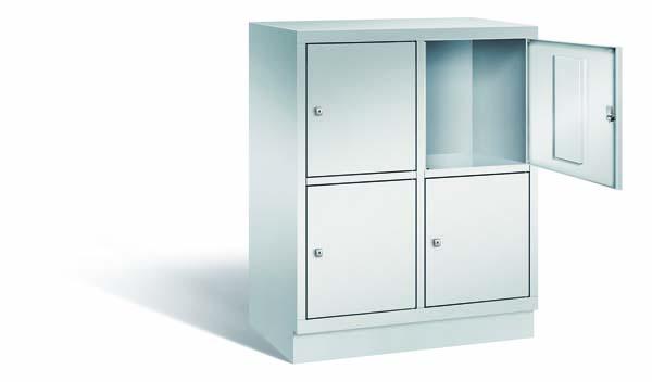 Lichtgrauer Fächerschrank mit zwei Abteilen, vier Türen und vier Fächern, ideal zur Aufbewahrung von Gegenständen. Steht vor einem weißen Hintergrund.