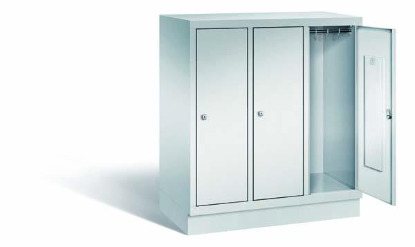 Lichtgrauer Fächerschrank mit drei Abteilen, drei Türen und drei Fächern. Integrierte Kleiderstange mit Kleiderhaken im Spind für praktische Aufbewahrung. Ideal zur Lagerung von Kleidung und anderen Gegenständen. Steht vor einem weißen Hintergrund.