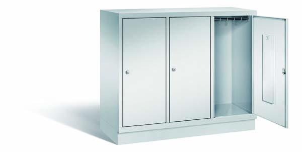 Lichtgrauer Fächerschrank mit drei Abteilen, drei Türen und drei Fächern. Integrierte Kleiderstange mit Kleiderhaken im Spind für praktische Aufbewahrung. Ideal zur Lagerung von Kleidung und anderen Gegenständen. Steht vor einem weißen Hintergrund.