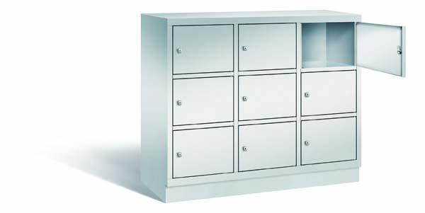 Lichtgrauer Fächerschrank mit drei Abteilen, neun Türen und neun Fächern, ideal zur Aufbewahrung von Gegenständen. Steht vor einem weißen Hintergrund.