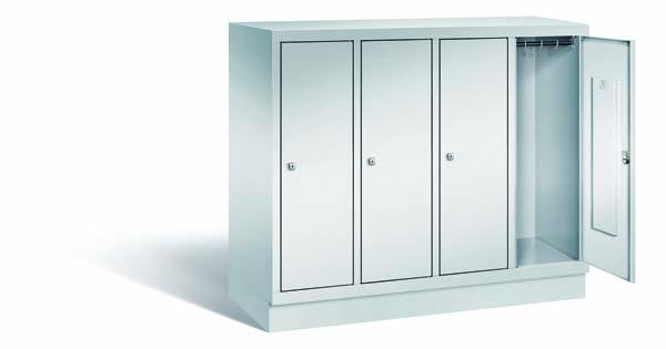 Lichtgrauer Fächerschrank mit vier Abteilen, vier Türen und vier Fächern. Integrierte Kleiderstange mit Kleiderhaken im Spind für praktische Aufbewahrung. Ideal zur Lagerung von Kleidung und anderen Gegenständen. Steht vor einem weißen Hintergrund.