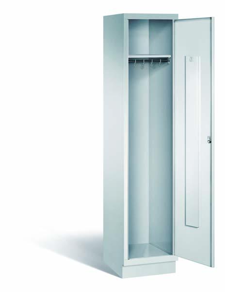 Lichtgrauer Fächerschrank mit einem Abteil, einer Tür und einem Fach. Darunter eine integrierte Kleiderstange mit Kleiderhaken für praktische Aufbewahrung. Ideal zur Lagerung von Kleidung und anderen Gegenständen. Steht vor einem weißen Hintergrund.