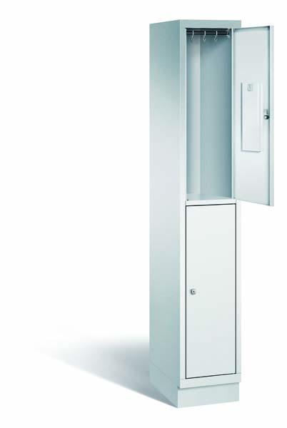 Lichtgrauer Fächerschrank mit einem Abteil, zwei Türen und zwei Fächern. Integrierte Kleiderstange mit Kleiderhaken im Spind für praktische Aufbewahrung. Ideal zur Lagerung von Kleidung und anderen Gegenständen. Steht vor einem weißen Hintergrund.