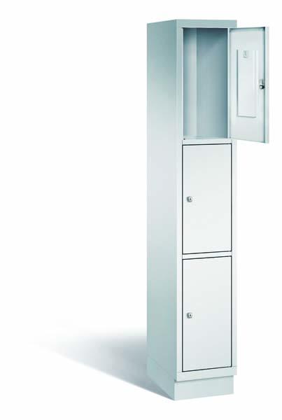 Lichtgrauer Fächerschrank mit einem Abteil, drei Türen und drei Fächern, ideal zur Aufbewahrung von Gegenständen. Steht vor einem weißen Hintergrund.