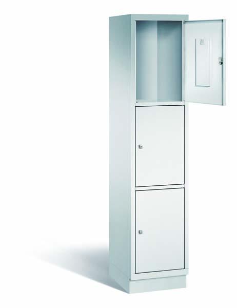 Lichtgrauer Fächerschrank mit einem Abteil, drei Türen und drei Fächern, ideal zur Aufbewahrung von Gegenständen. Steht vor einem weißen Hintergrund.