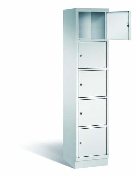 Ein lichtgrauer Fächerschrank mit einem Abteil, fünf Türen und fünf Fächern, ideal zur Aufbewahrung von Gegenständen. Die oberste der fünf Türen steht offen und er steht vor einem weißen Hintergrund