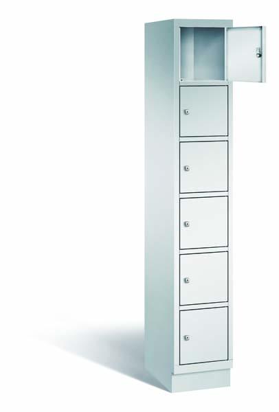Ein lichtgrauer Fächerschrank mit einem Abteil, sechs Türen und sechs Fächern, ideal zur Aufbewahrung von Gegenständen. Die oberste der sechs Türen steht offen und er steht vor einem weißen Hintergrund.