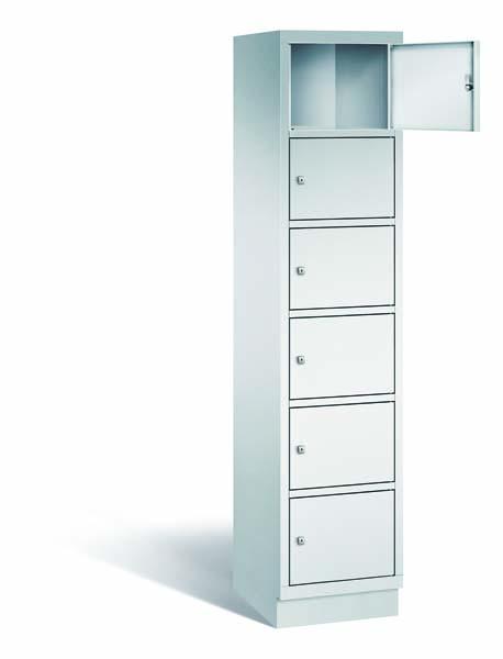 Ein lichtgrauer Fächerschrank mit einem Abteil, sechs Türen und sechs Fächern, ideal zur Aufbewahrung von Gegenständen. Die oberste der sechs Türen steht offen und er steht vor einem weißen Hintergrund.