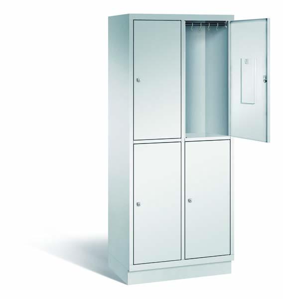 Ein lichtgrauer Fächerschrank mit zwei Abteilen, vier Türen und vier Fächern. Integrierte Kleiderstangen mit Kleiderhaken im Spind für praktische Aufbewahrung. Ideal zur Lagerung von Kleidung und anderen Gegenständen. Steht vor einem weißen Hintergrund.