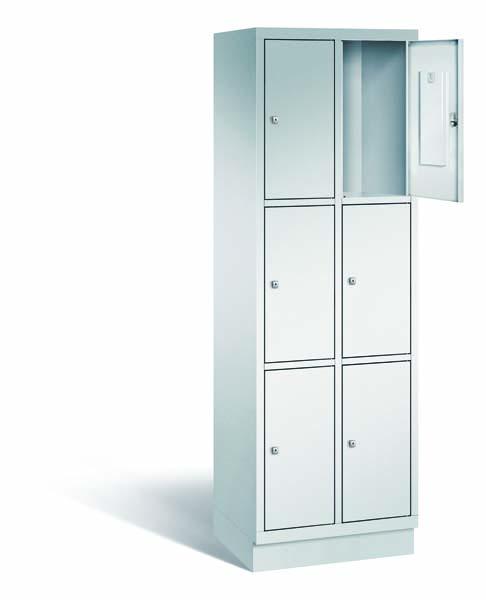 Ein lichtgrauer Fächerschrank mit zwei Abteilen, sechs Türen und sechs Fächern, ideal zur Aufbewahrung von Gegenständen. Die obere rechte Tür ist geöffnet, während der Schrank vor einem weißen Hintergrund steht.