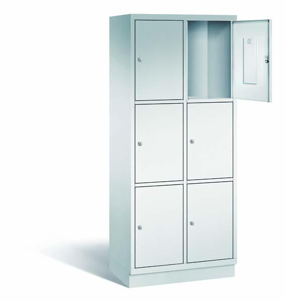 Ein lichtgrauer Fächerschrank mit zwei Abteilen, sechs Türen und sechs Fächern, ideal zur Aufbewahrung von Gegenständen. Die obere rechte Tür ist geöffnet, während der Schrank vor einem weißen Hintergrund steht.