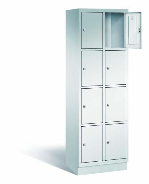 Ein lichtgrauer Fächerschrank mit zwei Abteilen, acht Türen und acht Fächern, ideal zur Aufbewahrung von Gegenständen. Die obere rechte Tür ist geöffnet, während der Schrank vor einem weißen Hintergrund steht.