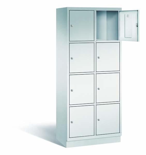 Ein lichtgrauer Fächerschrank mit zwei Abteilen, acht Türen und acht Fächern, ideal zur Aufbewahrung von Gegenständen. Die obere rechte Tür ist geöffnet, während der Schrank vor einem weißen Hintergrund steht.