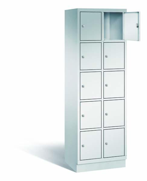 Ein lichtgrauer Fächerschrank mit zwei Abteilen, zehn Türen und zehn Fächern, ideal zur Aufbewahrung von Gegenständen. Die obere rechte Tür ist geöffnet, während der Schrank vor einem weißen Hintergrund steht.