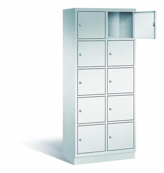 Ein lichtgrauer Fächerschrank mit zwei Abteilen, zehn Türen und zehn Fächern, ideal zur Aufbewahrung von Gegenständen. Die obere rechte Tür ist geöffnet, während der Schrank vor einem weißen Hintergrund steht.