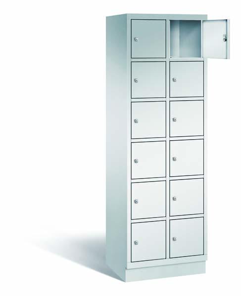 Ein lichtgrauer Fächerschrank mit zwei Abteilen, zwölf Türen und zwölf Fächern, ideal zur Aufbewahrung von Gegenständen. Die obere rechte Tür ist geöffnet, während der Schrank vor einem weißen Hintergrund steht.