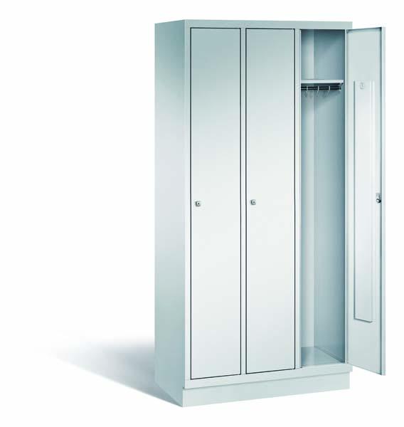 Lichtgrauer Fächerschrank mit drei Abteilen, drei Türen und drei Fächern. Darunter integrierte Kleiderstangen mit Kleiderhaken für praktische Aufbewahrung. Ideal zur Lagerung von Kleidung und anderen Gegenständen. Steht vor einem weißen Hintergrund.