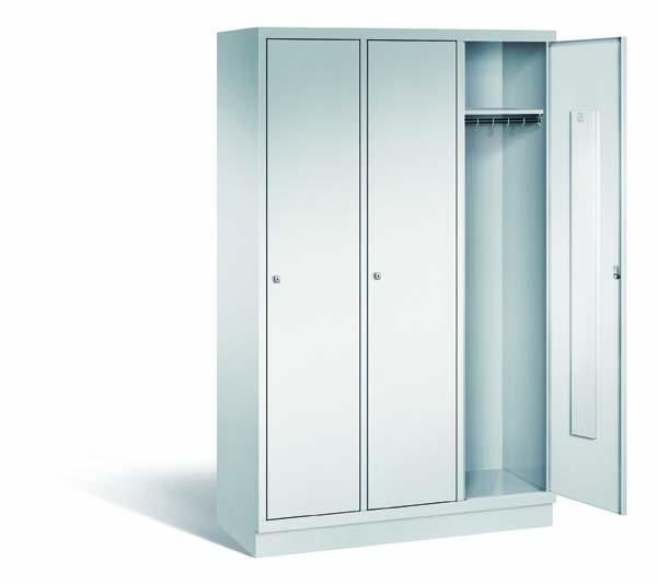 Lichtgrauer Fächerschrank mit drei Abteilen, drei Türen und drei Fächern. Darunter integrierte Kleiderstangen mit Kleiderhaken für praktische Aufbewahrung. Ideal zur Lagerung von Kleidung und anderen Gegenständen. Steht vor einem weißen Hintergrund.