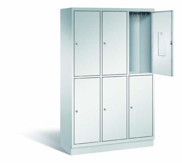 Ein lichtgrauer Fächerschrank mit drei Abteilen, sechs Türen und sechs Fächern. Integrierte Kleiderstangen mit Kleiderhaken im Spind für praktische Aufbewahrung. Ideal zur Lagerung von Kleidung und anderen Gegenständen. Steht vor einem weißen Hintergrund.