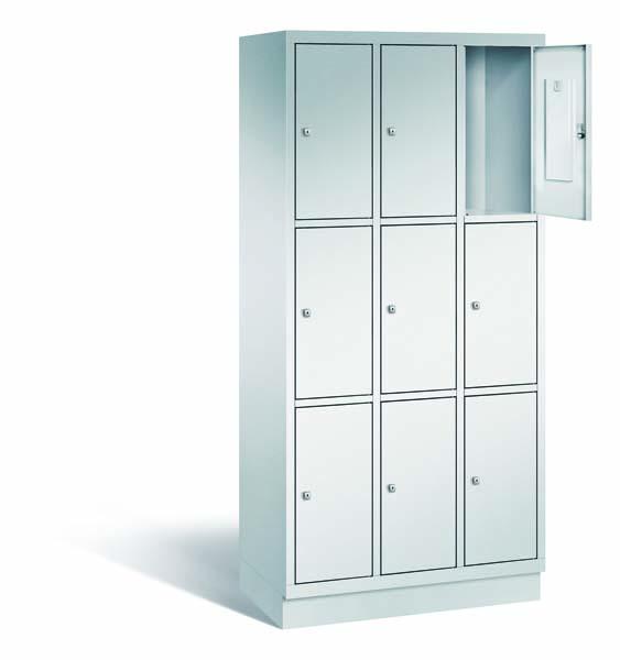 Ein lichtgrauer Fächerschrank mit drei Abteilen, neun Türen und neun Fächern, ideal zur Aufbewahrung von Gegenständen. Die obere rechte Tür ist geöffnet, während der Schrank vor einem weißen Hintergrund steht.