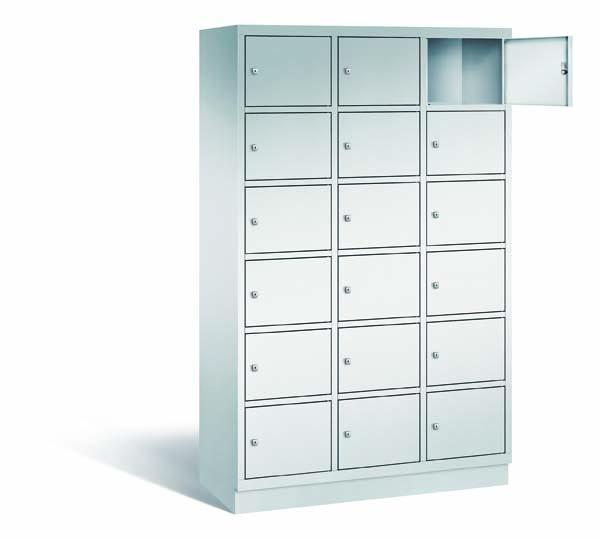 Ein lichtgrauer Fächerschrank mit drei Abteilen, 18 Türen und 18 Fächern, ideal zur Aufbewahrung von Gegenständen. Die obere rechte Tür ist geöffnet, während der Schrank vor einem weißen Hintergrund steht.