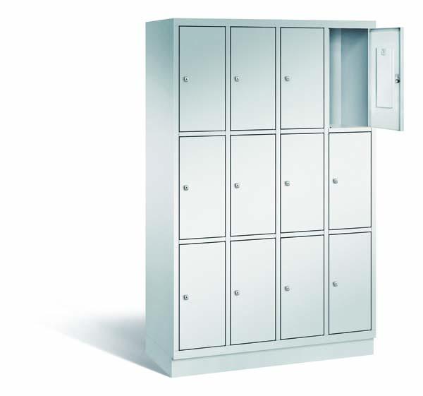 Ein lichtgrauer Fächerschrank mit vier Abteilen, zwölf Türen und zwölf Fächern, ideal zur Aufbewahrung von Gegenständen. Die obere rechte Tür ist geöffnet, während der Schrank vor einem weißen Hintergrund steht.