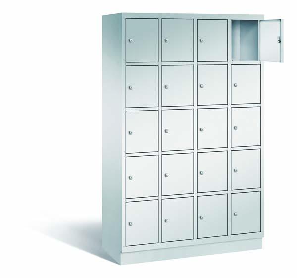 Ein lichtgrauer Fächerschrank mit vier Abteilen, 20 Türen und 20 Fächern, ideal zur Aufbewahrung von Gegenständen. Die obere rechte Tür ist geöffnet, während der Schrank vor einem weißen Hintergrund steht.