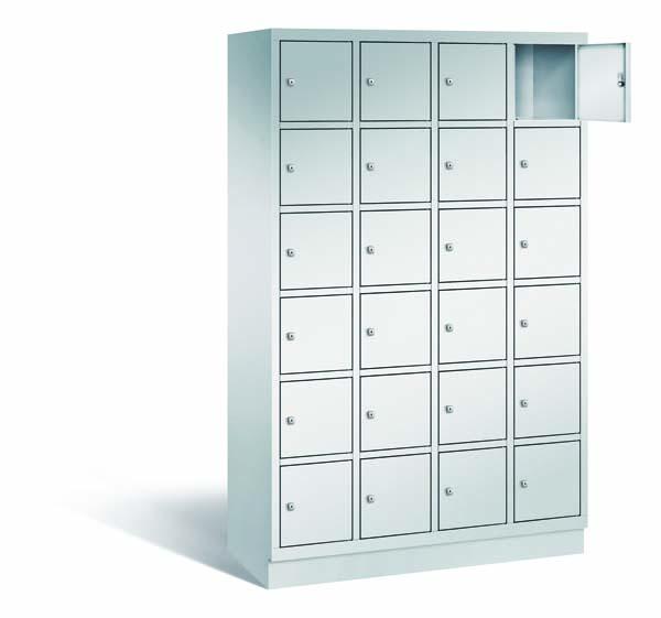 Ein lichtgrauer Fächerschrank mit vier Abteilen, 24 Türen und 24 Fächern, ideal zur Aufbewahrung von Gegenständen. Die obere rechte Tür ist geöffnet, während der Schrank vor einem weißen Hintergrund steht.