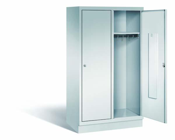 Lichtgrauer Fächerschrank mit zwei Abteilen, zwei Türen und zwei Fächern. Darunter integrierte Kleiderstangen mit Kleiderhaken für praktische Aufbewahrung. Ideal zur Lagerung von Kleidung und anderen Gegenständen. Steht vor einem weißen Hintergrund.