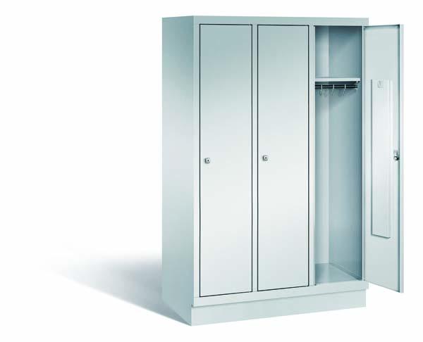 Lichtgrauer Fächerschrank mit drei Abteilen, drei Türen und drei Fächern. Darunter integrierte Kleiderstangen mit Kleiderhaken für praktische Aufbewahrung. Ideal zur Lagerung von Kleidung und anderen Gegenständen. Steht vor einem weißen Hintergrund.