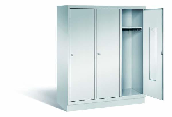 Lichtgrauer Fächerschrank mit drei Abteilen, drei Türen und drei Fächern. Darunter integrierte Kleiderstangen mit Kleiderhaken für praktische Aufbewahrung. Ideal zur Lagerung von Kleidung und anderen Gegenständen. Steht vor einem weißen Hintergrund.